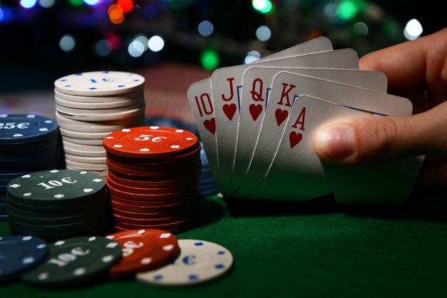 Tampilan permainan live dealer dengan meja blackjack dan roulette